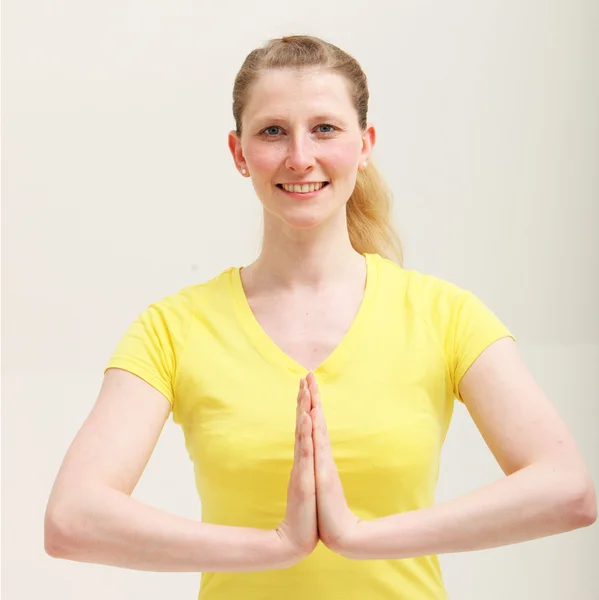 Kobieta z jej ręce razem w pozie jogi — Zdjęcie stockowe