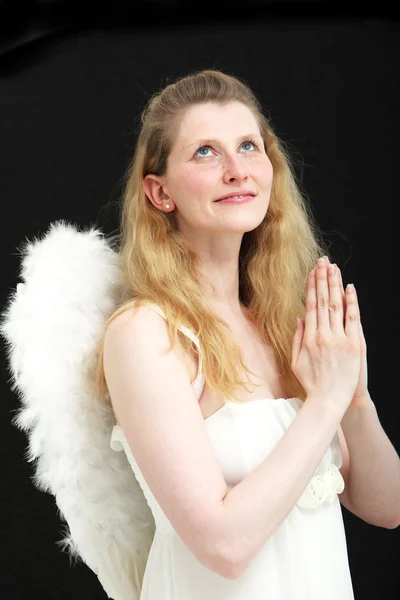Krásný anděl modlit do nebe — Stock fotografie