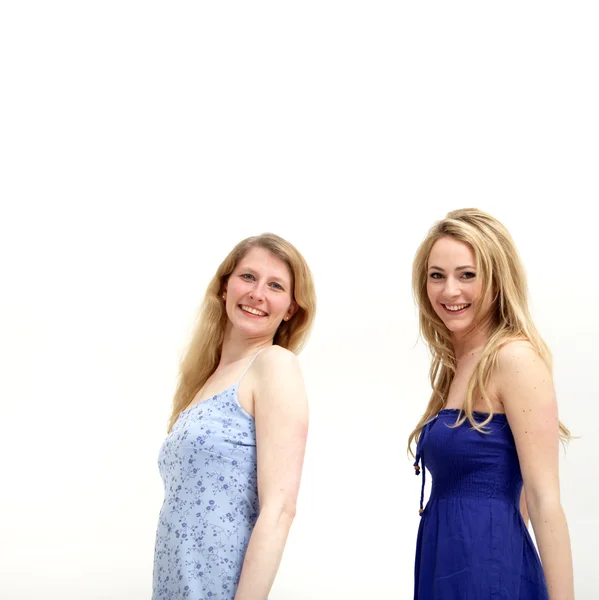 दो सुंदर युवा महिलाओं कैमरा पर मुस्कुराते हुए स्टॉक तस्वीर