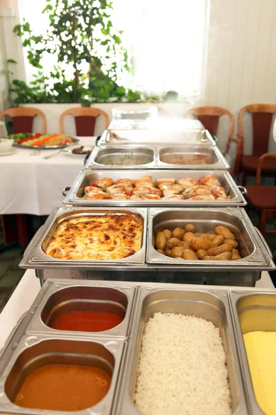 Comida buffet caliente exhibida en platos de metal — Foto de Stock