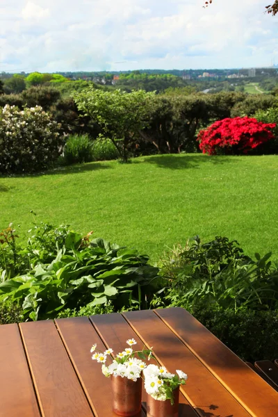 Fiori su un tavolo da giardino — Foto Stock