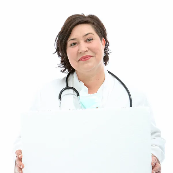 Médico carismático segurando placa em branco — Fotografia de Stock