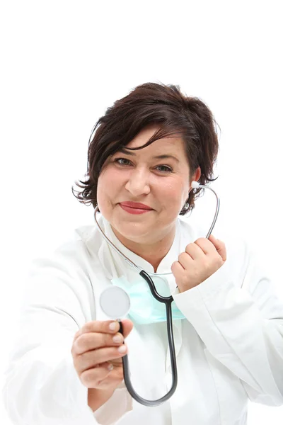 Läkare närmar sig med stetoskop — Stockfoto