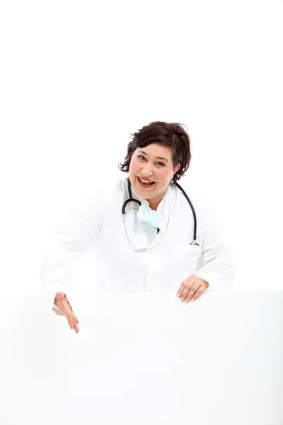 Médico sorridente com placa branca — Fotografia de Stock