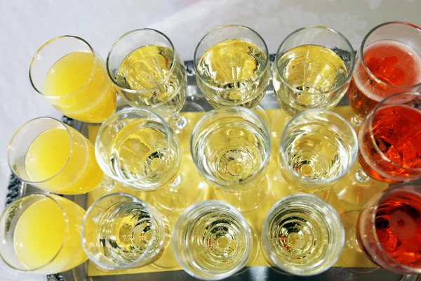 Bebidas prontas para servir — Fotografia de Stock