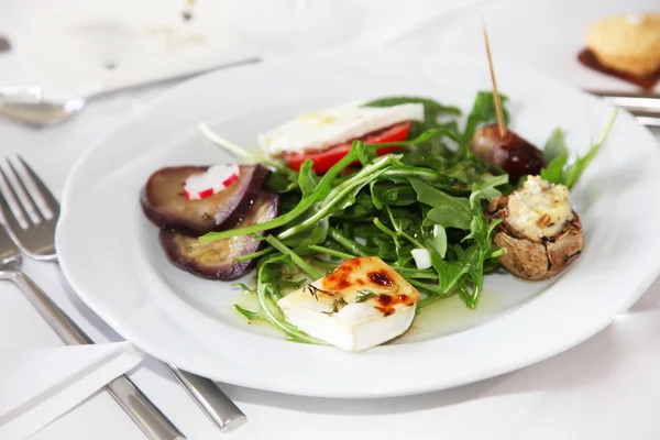 Serveren van smakelijk voorgerechten met salade — Stockfoto
