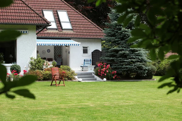 Приватний будинок з озелененим садом — стокове фото