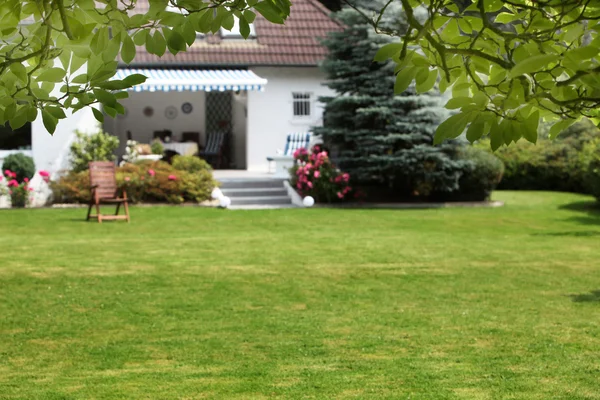 Kleines Haus mit schönem Garten — Stockfoto