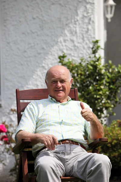 Retired man giving a thumbs up — Stock Photo, Image