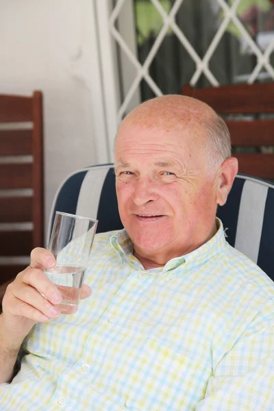 Thirsty senior man drinking water — Stock Photo, Image