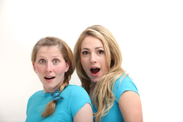 Zwei schockierte und überraschte Frauen — Stockfoto