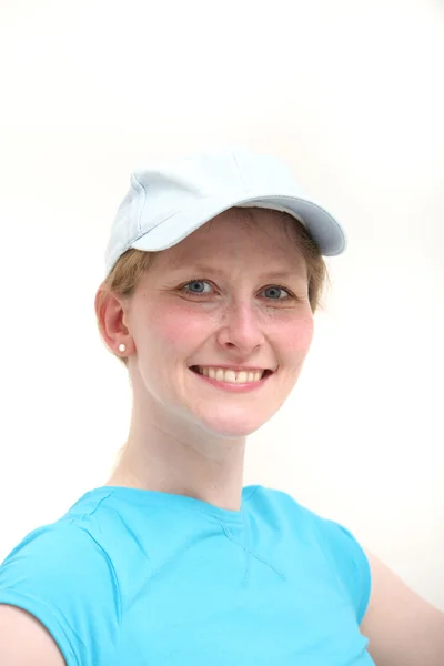 Smiling woman in white baseball cap — Stockfoto