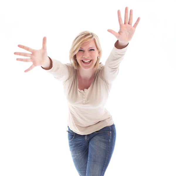 Смеющаяся игривая женщина с распростертыми руками — стоковое фото