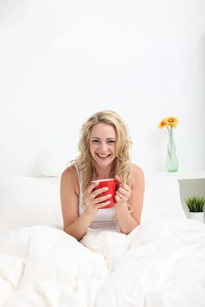 Mulher vivaz com uma xícara de café — Fotografia de Stock