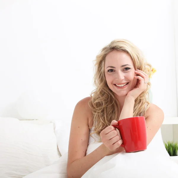 Sugárzó mosolygó nő az ágyban — Stock Fotó