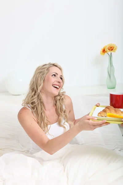 ベッドの中で女性受信朝食 — ストック写真