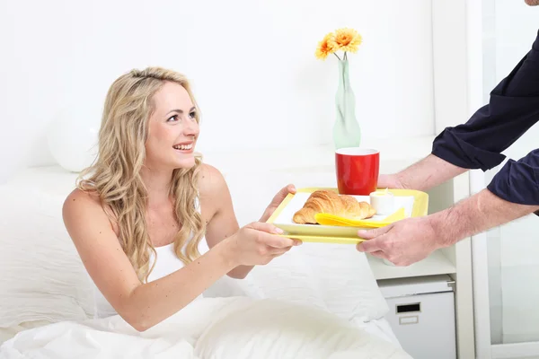 Being treated to breakfast in bed — Stock Photo, Image