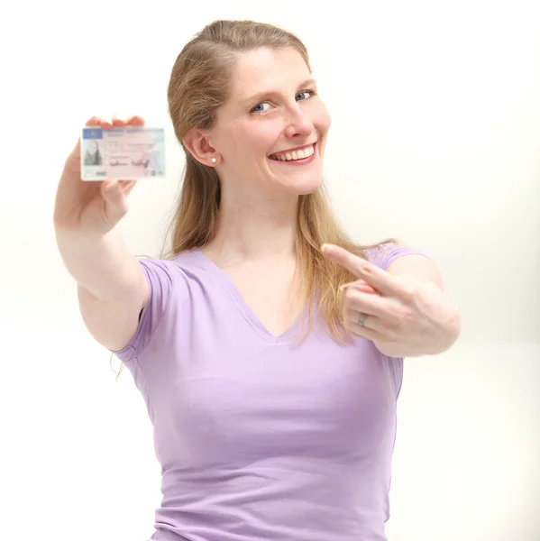 Mujer rubia sonriente señalando en su tarjeta de identificación —  Fotos de Stock