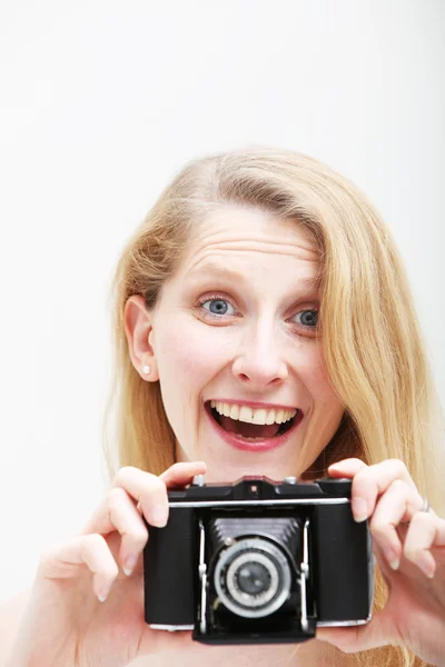 Mulher sorridente com câmera de foto vintage — Fotografia de Stock