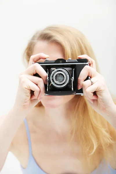 Fotografo che utilizza una fotocamera vintage — Foto Stock