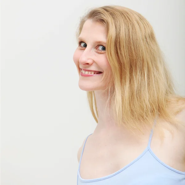 Portrait de femme blonde souriante Image En Vente