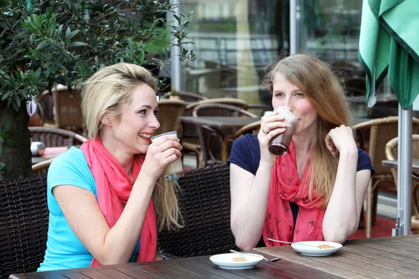 Two woman enjoying a cool refreshing drink — Stock Photo, Image