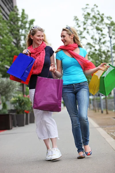 Two friends on a successful shopping trip — Stock Photo, Image