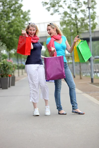Mulheres excitadas com suas compras — Fotografia de Stock