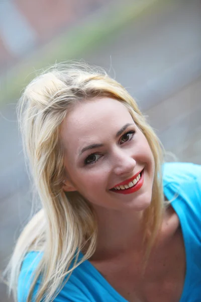 Portret van een glimlachende blonde vrouw — Stockfoto