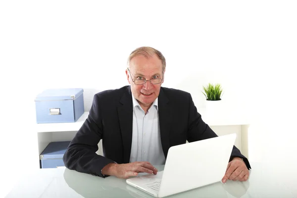 Старший бизнесмен, работающий над ноутбуком — стоковое фото