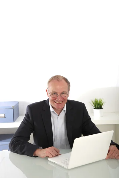 彼の机で笑顔のシニア ・ ビジネスマン — ストック写真