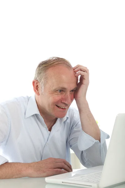 Hombre emocionado leyendo la pantalla de su ordenador portátil — Foto de Stock