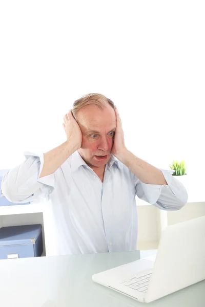 Homme réagissant en état de choc à son ordinateur portable — Photo