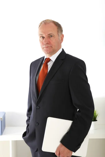 Company director standing with laptop — Stock Photo, Image