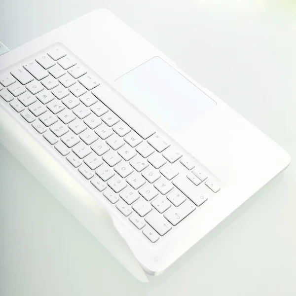 白色笔记本电脑打开的顶视图 免版税图库照片