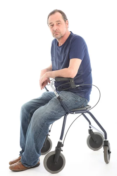 Depresivní muž sedící na zdravotnické chodítko — Stock fotografie