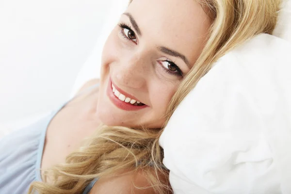 Sonriente mujer feliz relajarse en la cama — Foto de Stock