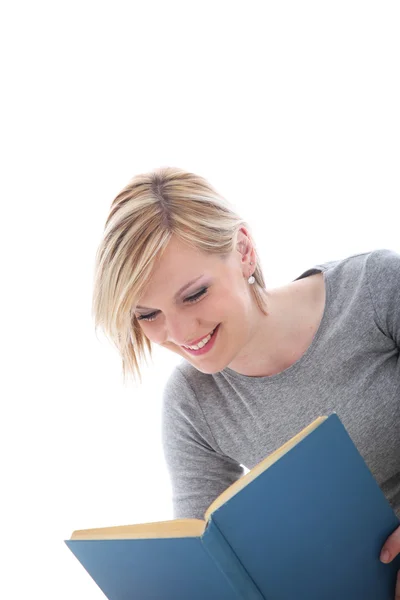 Mladá žena se těší její knihu — Stock fotografie