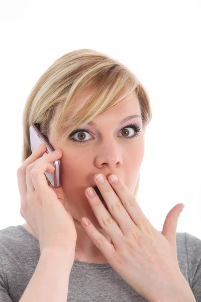 Mulher reagindo em choque a chamada móvel — Fotografia de Stock