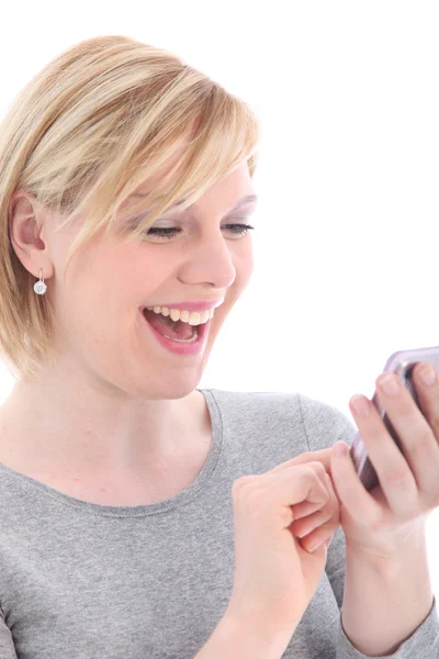Lachende vrouw leest sms-bericht — Stockfoto