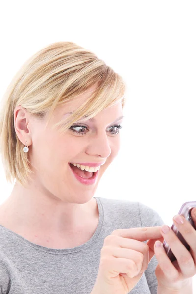 Förvånad kvinna SMS på sin mobil — Stockfoto