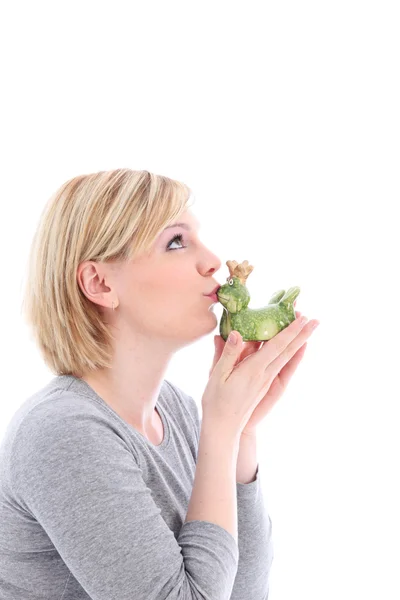 Mujer esperanzada besando a su rana — Foto de Stock