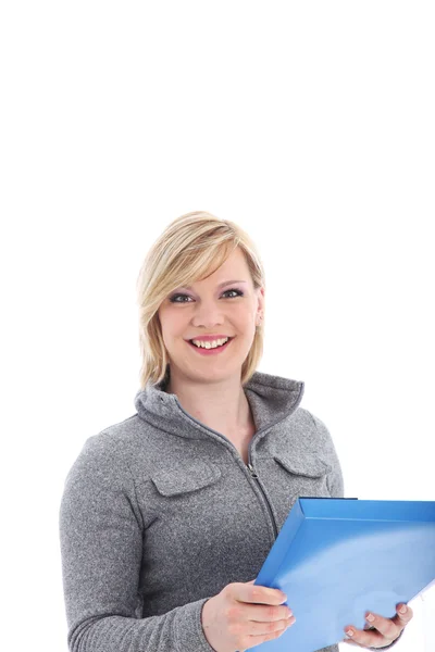 Улыбающийся офисный работник с голубой папкой — стоковое фото