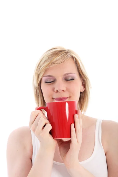 Mulher saboreando uma caneca de café quente — Fotografia de Stock
