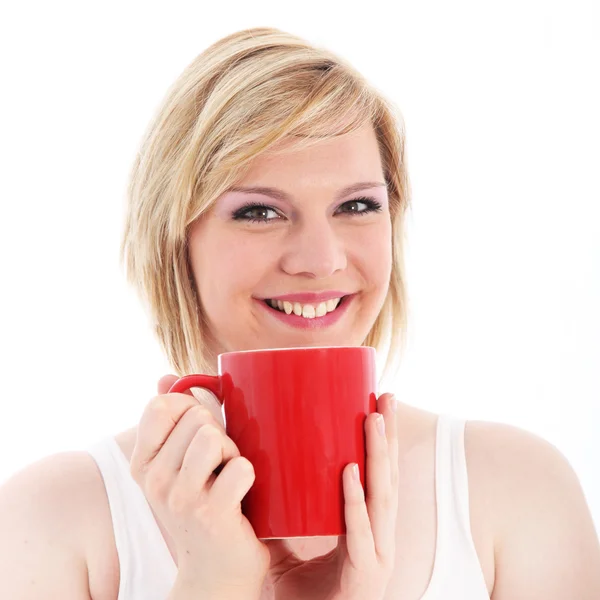 Büyük kırmızı kupa kahve ile mutlu bir kadın — Stok fotoğraf