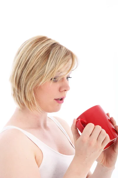 Femme regardant avec consternation à mug vide — Photo