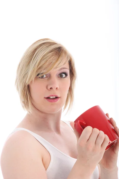 Häpen kvinna med en mugg kaffe — Stockfoto