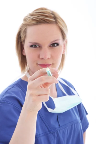 Enfermeira pronta para administrar uma injeção — Fotografia de Stock