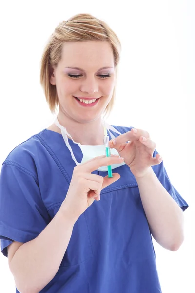 Krankenschwester bereitet Spritze vor — Stockfoto
