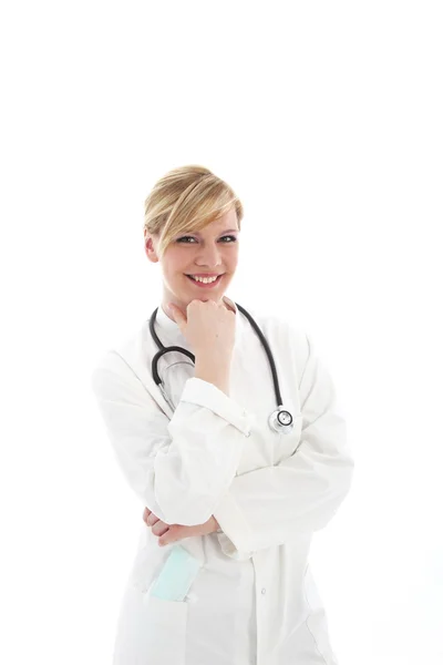 女性医師は白衣に笑みを浮かべてください。 — ストック写真